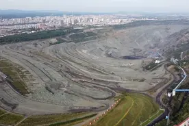 辽宁抚顺巨型矿坑，矿藏丰富几经易手，闭矿治理该何去何从图片