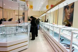 桂林青年女子想回老家，却在珠宝店门口待一下午，“我没有家了”图片