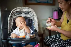 宝宝二岁多还不会吃饭，原来是奶奶忽略了一个细节，家长该重视了图片