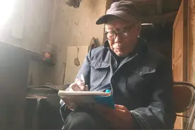 高台耄耋老人嗜书如命：最大的遗憾是书没读够图片