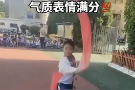 小男孩跳“惊鸿舞”，表情拿捏到位萌翻了，网友：嬛嬛，是你吗？图片