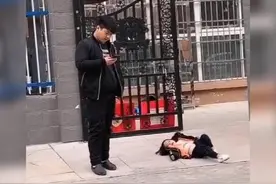 女儿小区撒泼打滚，爸爸淡定看手机，对峙2小时，网友：都是狠人图片