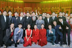 七一晚会后台照：王俊凯活力，张艺兴背头帅气，邓伦杨紫神仙同框图片