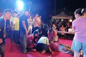 痛心！又一著名歌手在舞台昏倒，抢救无效死亡图片