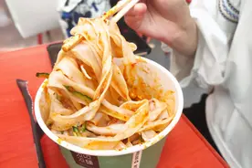 郑州“五一”假期商场生意火爆！有凉皮店4小时营业额近14000元，超周末整天业绩图片