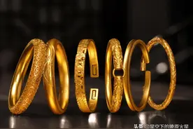 买的金镯子戴哪只手会更好呢？图片