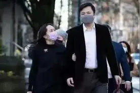 孟晚舟挽手老公现身，难得披发做回小女人，仰望老公眼神都变柔和图片