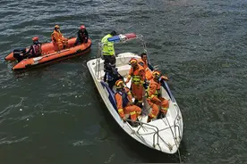 云南大理直升机坠入洱海，4名机组人员遇难，直升机尾部起火图片