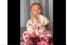 有种灾难叫"宝宝自己吃饭"，亲妈：这孩子打不打？在线等！挺急的图片