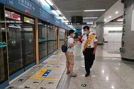 暖心丨男童末班地铁坐过站 地铁人助他与家人团聚图片