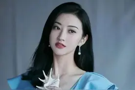 “蓝色妖姬”景甜，一袭蓝色裙清新迷人，网友：有种初恋的感觉了图片