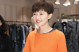 焦俊艳穿橙色毛衣充满活力感，网友：笑容太可爱了图片