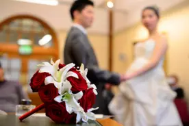 收300块份子钱，花5000元招待，新婚夫妻拒绝后被骂抠门图片