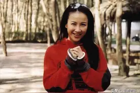 她曾凭性感出道，因感冒失声，花1.5亿办婚礼，是“最好后妈”图片