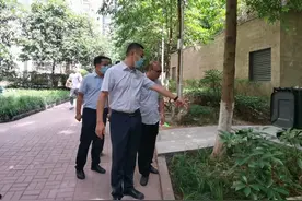 一线工作！市住建局领导深入挂包项目现场办公图片