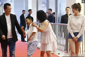 王中磊一家4口走红毯，全家长一个样，女儿比爸爸还高？图片