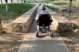 就因为缺少这个，有市民逛公园频频遇阻图片
