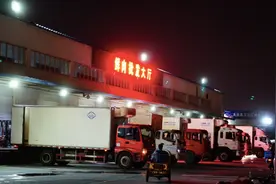 夜探岳各庄鲜肉批发大厅交易现场，四重消杀护航肉类产品流通图片