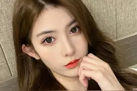 小说：“你怎么进来也不敲门？”图片