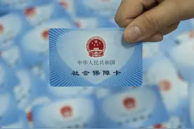 农村老人用社保卡存10万元钱，一年后去取钱，账户钱没有了图片