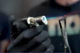 钻石的主要成分是碳，那么利用打火机能把钻石点燃吗？图片