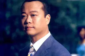 欧阳震华：结婚24年膝下无子，为何毫无怨言，看见他老婆明白了图片