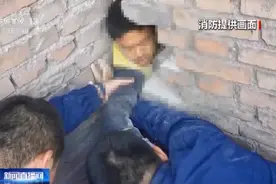 惊险！山西太原一男孩被卡墙缝 消防破拆砖墙救援图片
