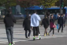 韩国13日起施行新版《道路交通法》规范电动滑板车使用要求图片