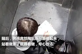13岁男孩被困电梯淡定做作业：只想做出两道数学难题图片