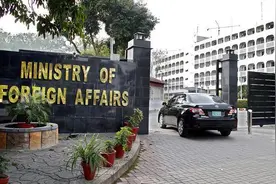 巴基斯坦外交部：一辆载有中国工人的大巴坠入峡谷图片