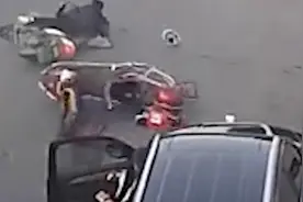 江苏一司机一次开门连续放倒两辆电动车：两人受伤车辆损坏图片