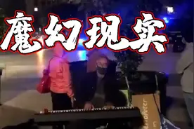 战争与和平 西班牙一男子抗议现场演奏钢琴图片