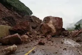 云南丽宁公路因山体滑坡全面管制，丽江至泸沽湖旅游环线受阻图片