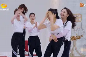 张雨绮力气好大，抱黄圣依像拎鸡仔，难怪当初王全安打不赢她图片