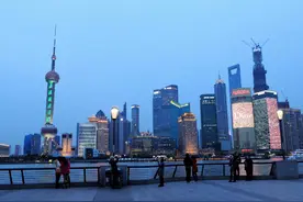 繁华的上海，晚上却无夜市和路边摊，网友：只适合奋斗不适合生活图片