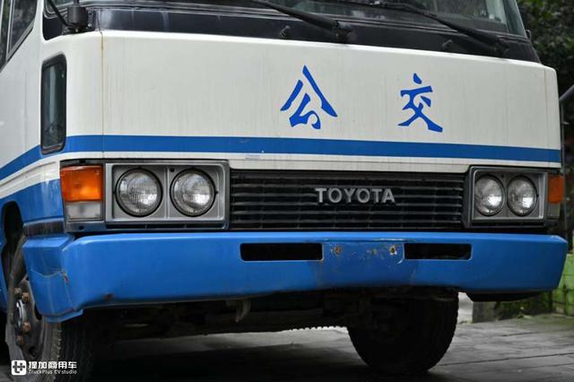 日系中巴经典车型，平顶二代丰田考斯特还记得吗？现在相当少见了