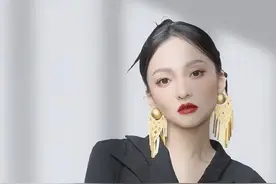 盘点张韶涵的夸张耳饰，啥都敢往耳朵上戴，全靠颜值硬撑了图片