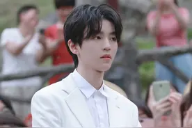 王俊凯白色西装，小小少年已成长图片