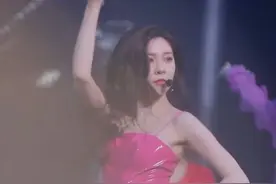 宋妍霏稳站C位，李斯丹妮却站到第二排，这个排位根据是什么？图片