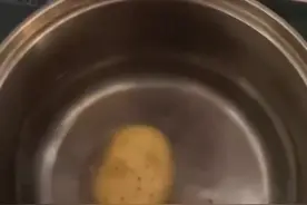 泪目！云南一女子看完《长津湖》煮土豆冻着吃，吃着吃着潸然泪下图片