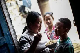 47岁高龄产妇固执地要生男孩，最后儿子是有了，但家庭却破裂了图片