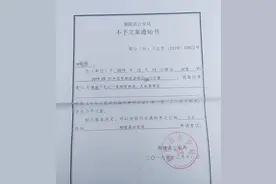 河南一母亲质疑女婿将女儿推下楼，“坠楼位置有他脚印”，警方：排除他杀，没任何疑点图片