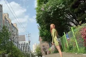 金泫雅的露脐装也太紧了吧，真不知道她是怎么穿进去的，看着好勒图片