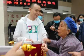 “我死也可以瞑目了”！见到被拐27年的孙子，年过7旬李奶奶老泪纵横图片