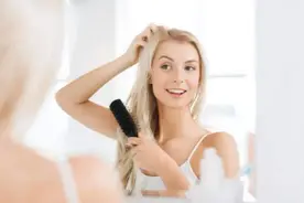 女人晚上睡觉时，要扎发还是散发？我做错多年，难怪老掉发图片