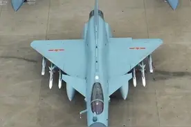 加挂保形油箱，歼-10载弹量能否实现大幅度提升图片