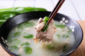 冬天炖羊肉，切记“2不放3窍门”，羊肉汤不发黑，膻味小味道鲜图片