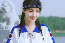 郑爽穿校服搭发带，充满元气少女感图片