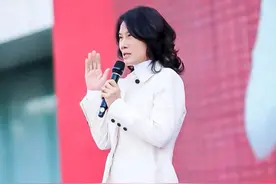 65岁董明珠真服老！穿白西装堪称大龄女性典范，比扮嫩好看一百倍图片