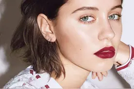 不只是星二代！裘德洛高颜值女儿Iris Law时尚印象 出道已至巅峰视频封面